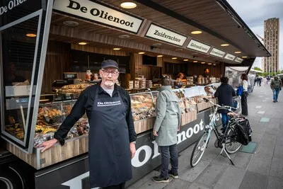 Markticoon Arie Slagboom deelt al vijftig jaar zijn passie voor noten met Eindhoven