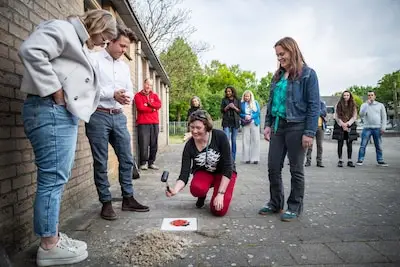 Carolien (37) bloedde bijna dood in Eindhoven, nadat Shire A. vanuit het niets een mes in haar rug stak: hoe omstanders haar leven redden