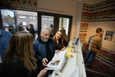 NederTurk brengt met muziek, zonnebloempitten en een kaasschaaf een ode aan de eerste Turkse arbeidsmigranten