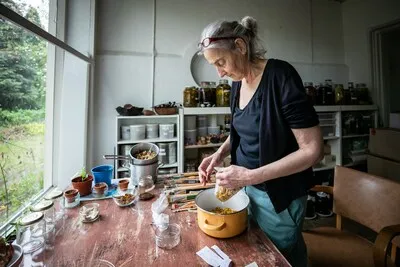 ‘Plantjesgek’ Nan Groot Antink blijft zich verwonderen over kleurstof uit de natuur