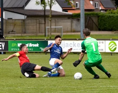 Handel pakt ‘zes punten’ in degradatiekraker tegen Bruheze: ‘Dit dorpsclubje hoort thuis op dit niveau’
