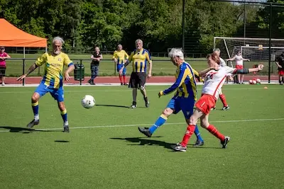 Walking football gaat er serieus aan toe: ‘Met een plak cake beginnen we rustig, maar op het veld gaat het los’