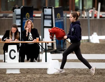 Manege in Son organiseert eerste stokpaardjeswedstrijd: ‘De meeste meisjes rijden ook op een echt paard’