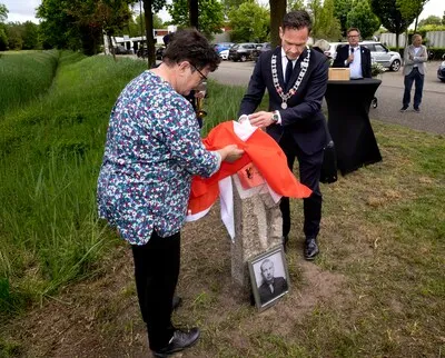 Piloot Stanisłav Jan stort aan parachute neer in Dierdonk, 80 jaar later wordt hij geëerd met plaquette