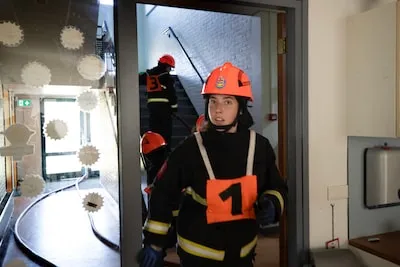 Koeien in gevaar en brand in de klas: jonge brandweerlieden strijden tegen elkaar