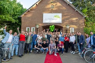Harlekyn na vijftig jaar nog springlevend: jong ontmoet oud in Maarheeze