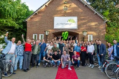 Door Harlekyn mengde de jeugd van Maarheeze; jongerencentrum na vijftig jaar nog springlevend