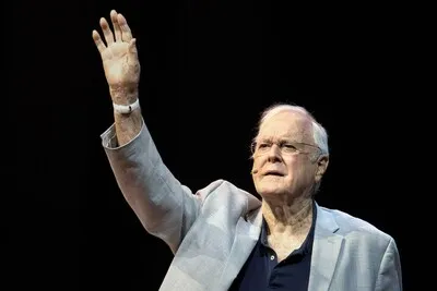 Staande ovatie voor Britse komiek John Cleese (85), nog voordat hij begonnen is