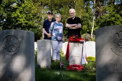 Zoektocht naar mensen die graven op Brits ereveld adopteerden: ‘Soms vinden we een bloemetje op het graf’