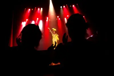 Helmonds’ grootste huiskamer omarmt songfestival én dragqueens: ’Als IJsland doorgaat, laat ik m’n tieten zien’