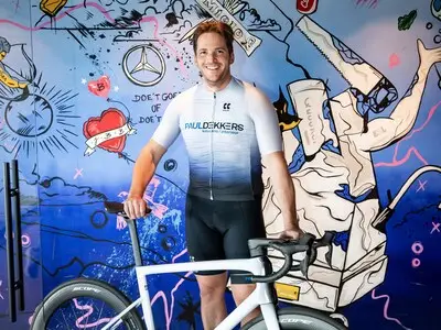 Na de dood van zijn zoontje, vrat ex-wielrenner Paul Dekkers zich helemaal vol: ‘Woog 132 kilo en at friet met vijf snacks’