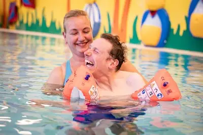 Zwemclub Plons hoogtepunt van de week voor mensen met beperking: ‘In het water verdwijnen grenzen’
