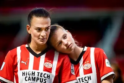 PSV vrouwen maken het spannend, maar 3000 fans zien titel toch naar Twente gaan: ‘In ieder geval gewonnen’
