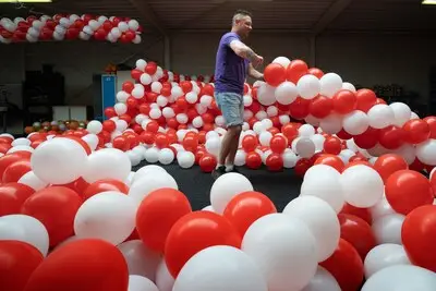 Geen vrij, wél feest: PSV-koorts laat bedrijven op volle toeren draaien