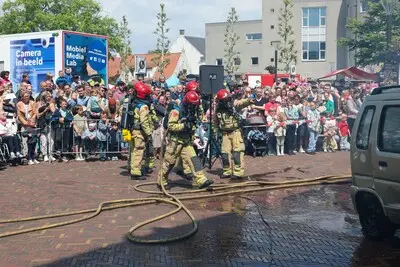 Stunten in vol ornaat: vrijwillige brandweer Geldrop viert 100-jarig bestaan