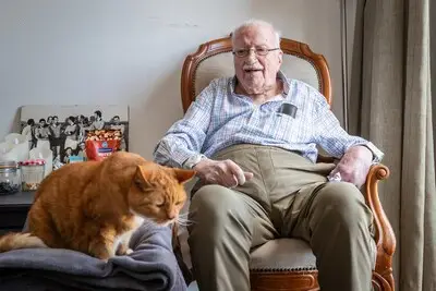 Hoe Henk Kole (104) uit Son de oudste man van Brabant werd: ‘Nooit klagen en voor je 100ste stoppen met sterke drank’