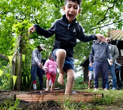 Blotevoetenpad Valkenswaard open; stenen onder je tenen, shinen zonder sokken en Eau de la Fleur
