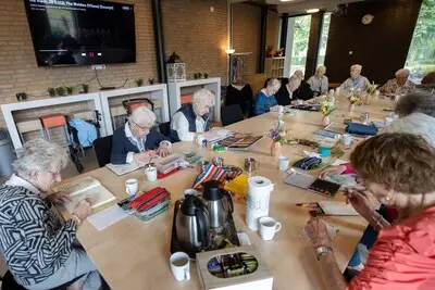 Elke woensdagochtend samen kleuren in Best: ‘Je moet wel je hersens laten werken’