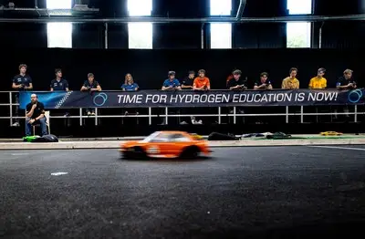 Studenten racen met zelfgebouwde waterstofauto’s: ‘Ze kijken op TikTok naar pitstops uit andere landen’