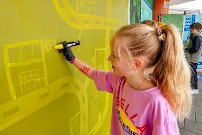 Kinderen schilderen de toekomst van Eindhoven op een bouwhek