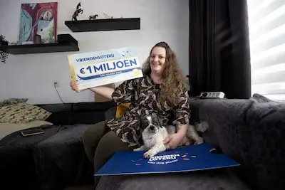 Veldhovense Macey weet niet wat haar overkomt als ze deze cheque krijgt: ‘Een bedrag met zes nullen, wauw!’