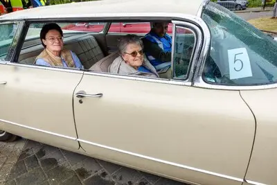 Ritje in een klassieker voor bewoners zorgcentrum: ‘Wat een mooie auto!’