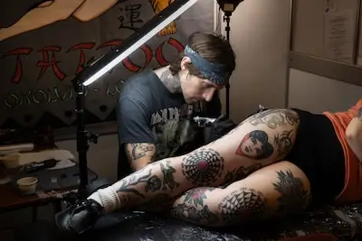 ‘Mijn eigen penis tatoeëren, dat was wel vreemd ja’: dit zijn de laatste trends in tattooland