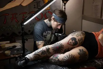 De tattoo-trend van dit moment? ‘Geen tatoeages nemen’