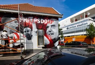 PSV-helden Gakpo, Gomes én Frits vereeuwigd op zijgevel van pand Frederiklaan. ‘Hopen dat het iets doet met spelers’