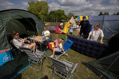 Buurtcamping Brouwhuis heeft zelfs een supermarkt en receptie: ‘En je hoeft hier niet je luchtbed op te blazen!’