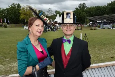 Wie steelt de show tijdens Ladiesday? Rondlopen met een paardenstal op je hoofd is op deze dag helemaal niet vreemd