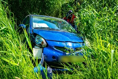 Auto botst tegen lantaarnpaal en rijdt sloot in langs N321 bij Nieuwkoop