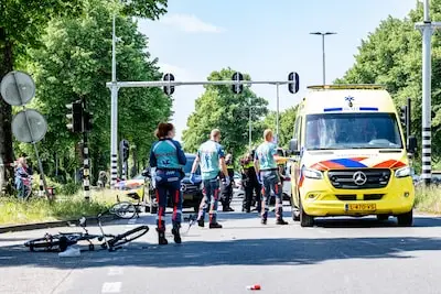 Minderjarige fietsers geschept door automobilist (21) die door rood reed bij Ringbaan-Zuid in Tilburg