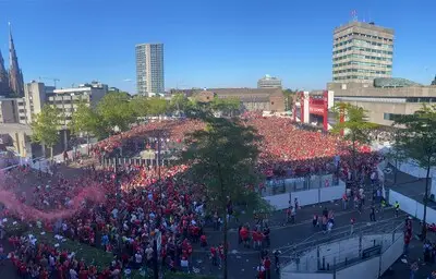 Huldiging op Stadhuisplein gaat van start: Eindhoven laat zich horen voor PSV