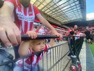Huldiging PSV: vuurwerk op ramvol Stadhuisplein, nu eerst feest voor jonge fans in het Philips Stadion