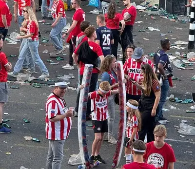 Spelers sluiten huldiging af met ‘Brabant’, Luuk de Jong bedankt organisatie en ambulancepersoneel