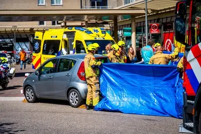 Vrouw 5 meter meegesleurd door auto: slachtoffer zwaargewond, ooggetuigen en bestuurder onwel