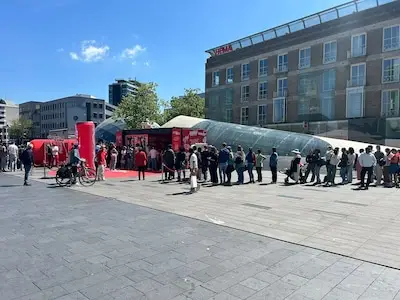 Grote drukte op 18 Septemberplein voor Coca-Cola shirt of blikje met eigen naam