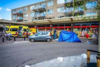 Vrouw ‘5 meter’ meegesleurd door auto op stoep Herenhof in Alphen, gaspedaal mogelijk in paniek ingedrukt