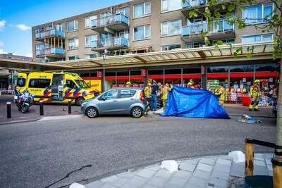 Persoon gewond na aanrijding op stoep Herenhof in Alphen