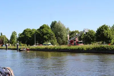 Hulpdiensten rukken uit voor persoon te water aan de Zuidkade in Boskoop