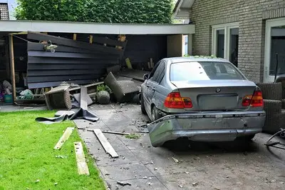 Auto’s vliegen achtertuin in na verkeersruzie in Berkel-Enschot, vrouw op haar na gemist