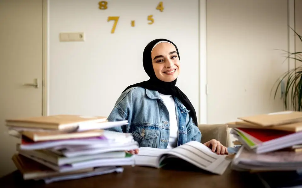 Lin (18) uit Drachten overwint taalbarrière en haalt vwo-advies: ‘Zes maanden lang elke dag keihard gewerkt’
