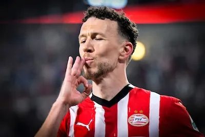 Ivan Perisic geeft met 36 jaar bij PSV het voorbeeld