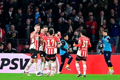 LIVE | Daar is de verdiende treffer: Noa Lang maakt de 3-0 voor PSV na heerlijke pass Guus Til