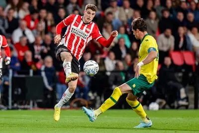 Guus Til presteert iets bijzonders en heeft de intentie om langer bij PSV te blijven: ‘Wil nog wel een keer naar het buitenland’