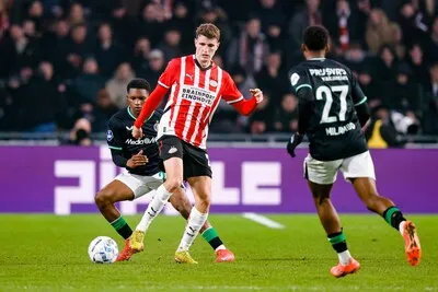 LIVE | PSV staat voor serieuze test op bezoek bij Feyenoord in De Kuip