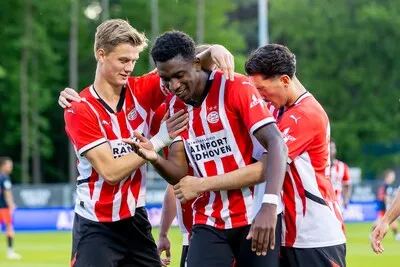 Volop afscheidscadeautjes bij de PSV-beloften én eindelijk weer eens een overwinning