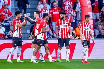 LIVE | PSV zelf op rozen, maar ook Ajax komt nu op voorsprong in Groningen