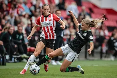 PSV Vrouwen ziet Fleur Stoit naar Feyenoord vertrekken en haalt opvolger weg bij FC Twente